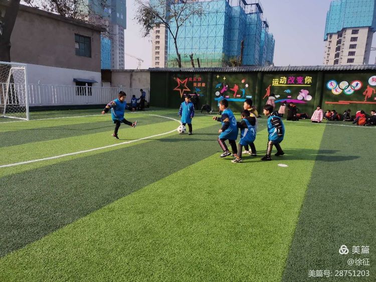 足球比赛小学足球联赛,足球少年展英姿
