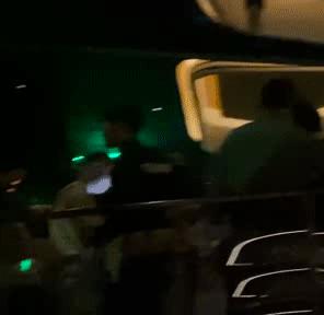 夜店牵手女网红,他也人设崩塌了?