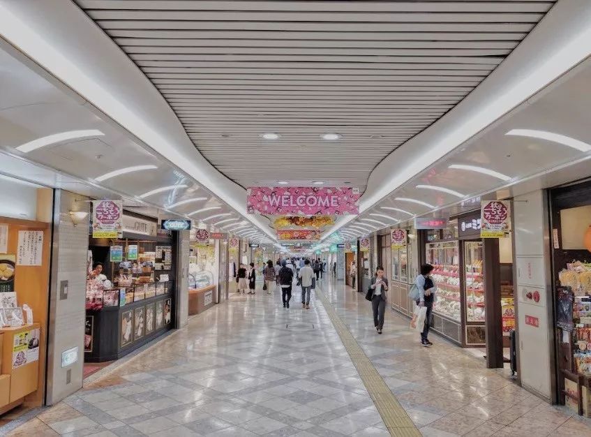 游客都去逛百货商店了,日本人自己去了这里