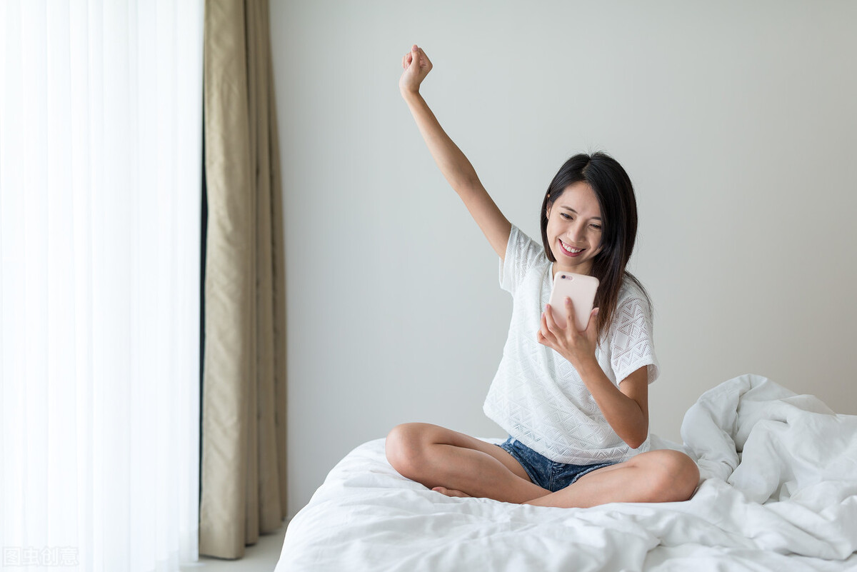 大学生使用手机英语作文,小学生频繁使用手机利弊调查作文