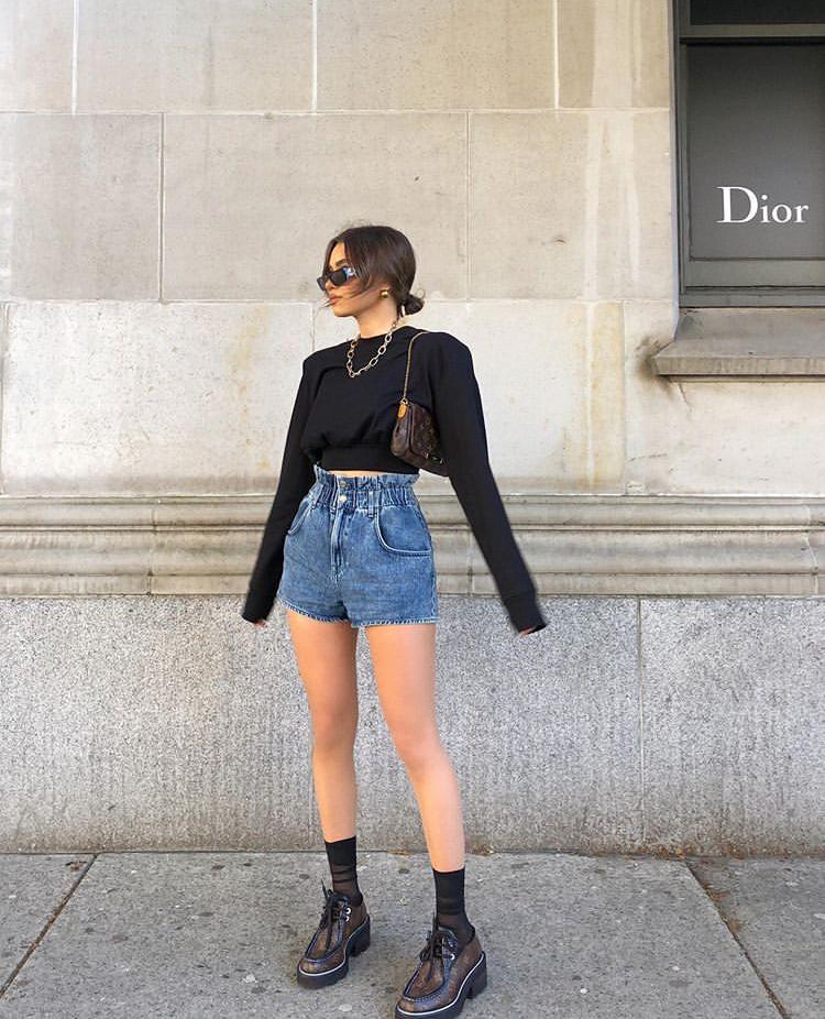 夏天薄款牛仔短裤,怎样选择牛仔短裤显瘦