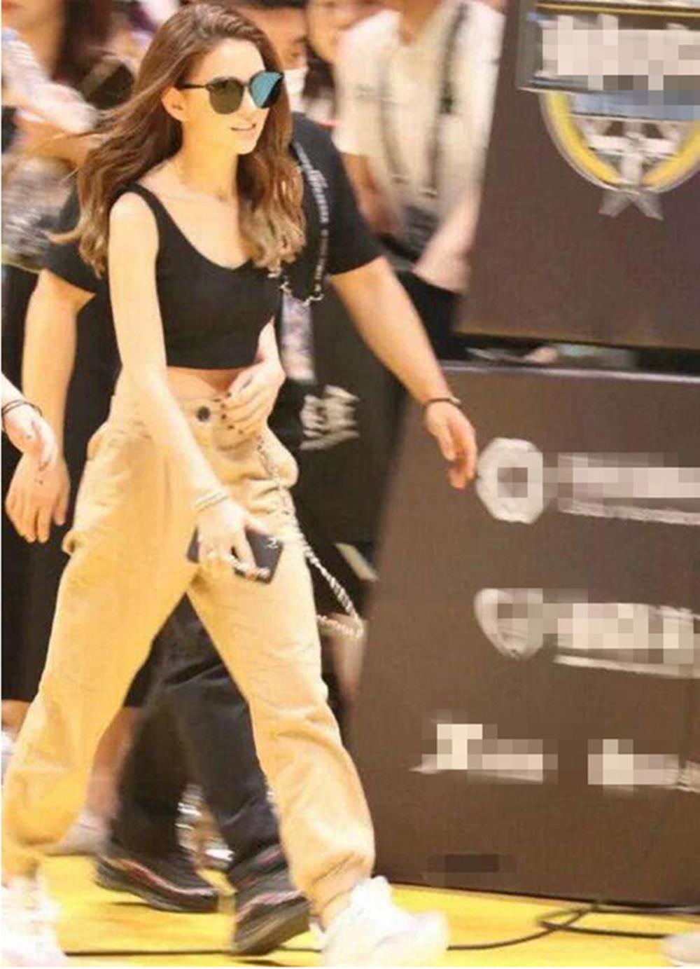 昆凌露脐装秀腹肌,昆凌三胎产后与周杰伦合照