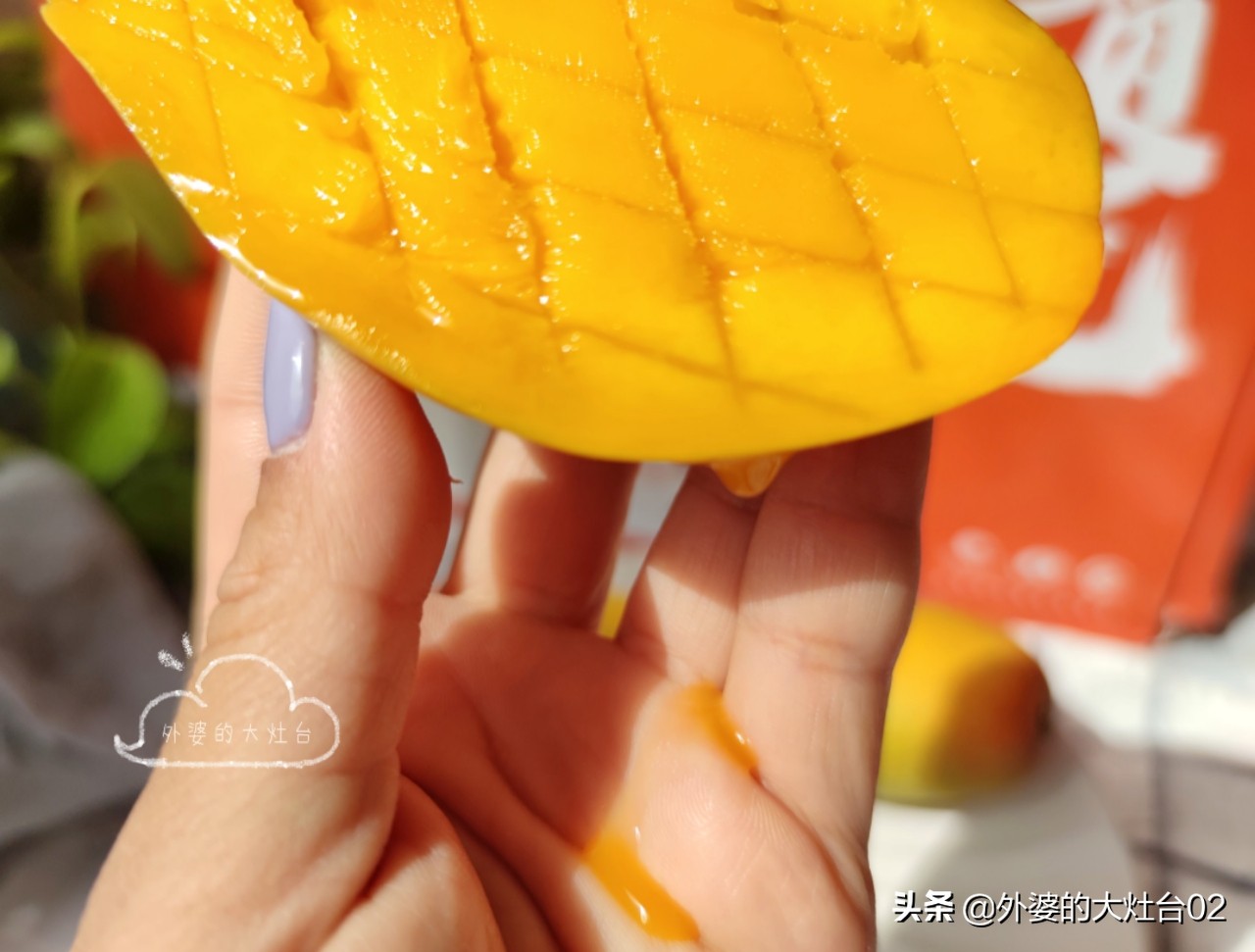 不脏手芒果切法,芒果的切法小妙招不用刀不脏手