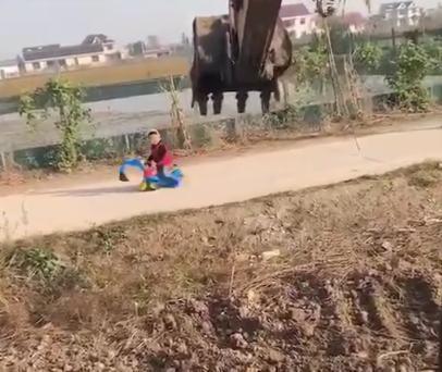 鲁北农村90后小伙开迷你挖掘机,男孩开挖掘机干活