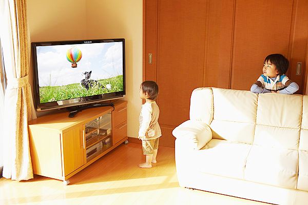宝宝爱看电视对身体有什么坏处,宝宝爱看电视想办法制止