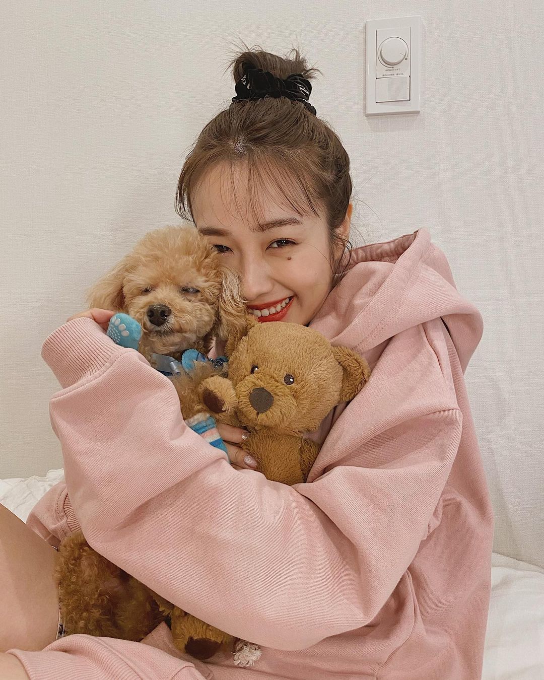 圆脸但脸小发量多女生适合的发型,圆脸女孩扎什么发型才能显脸小