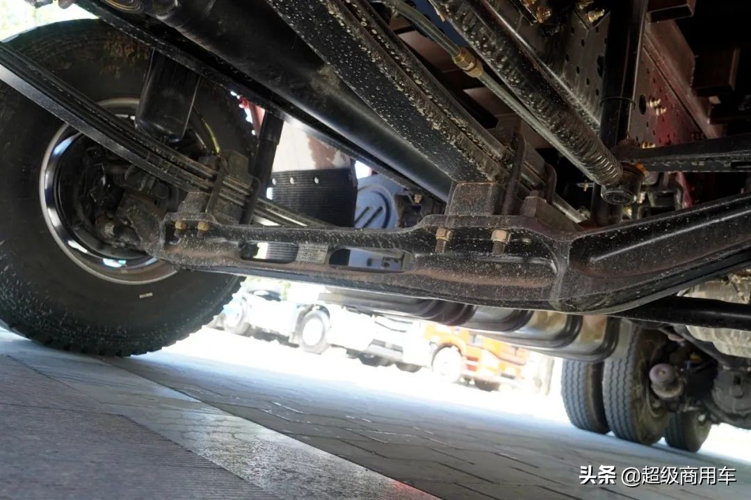 前桥打孔福康国*4六**40马力欧曼EST8x4高栏载货车