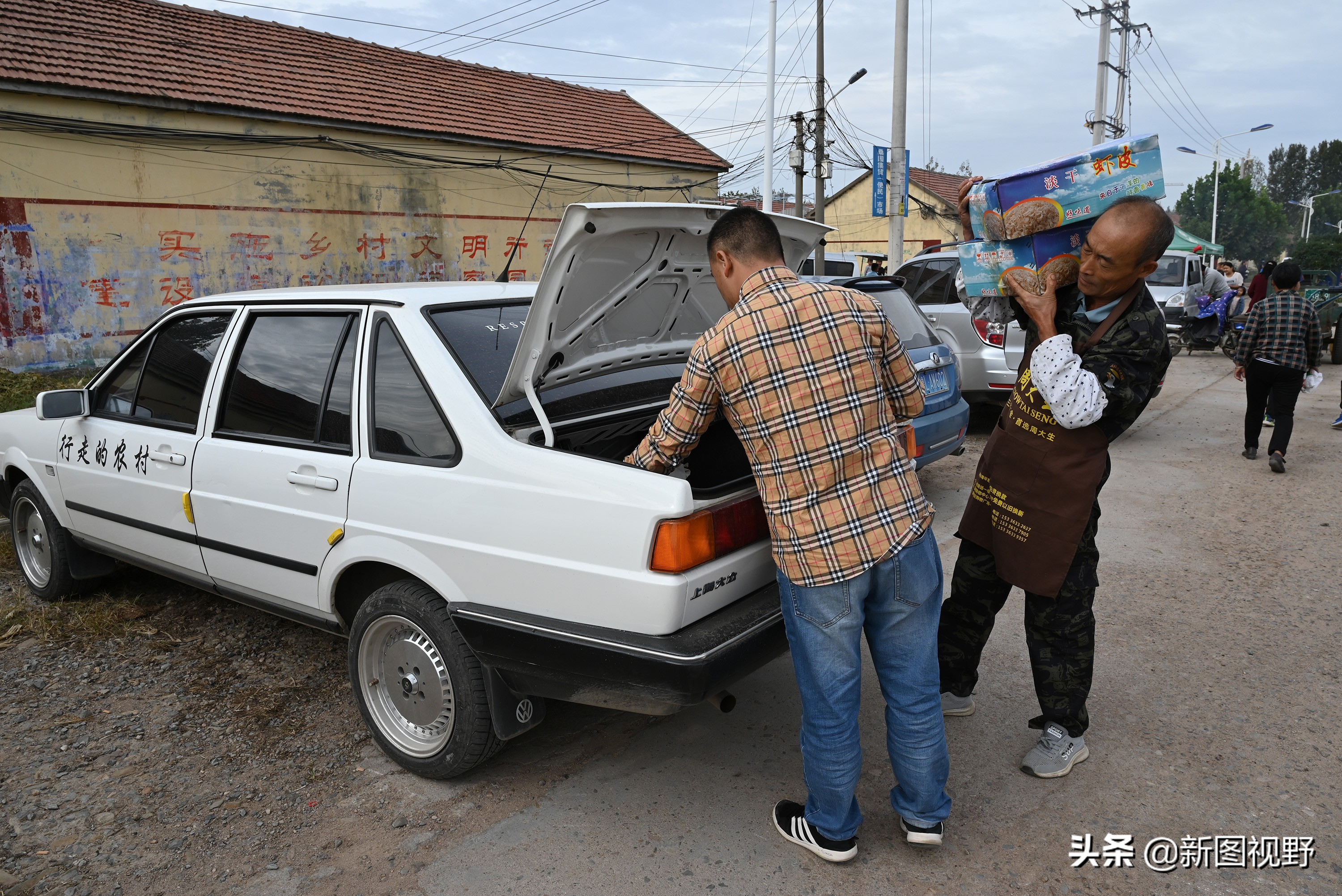 男子返乡拍短视频创业，3个月卖出10万元土货，带火了农村大集