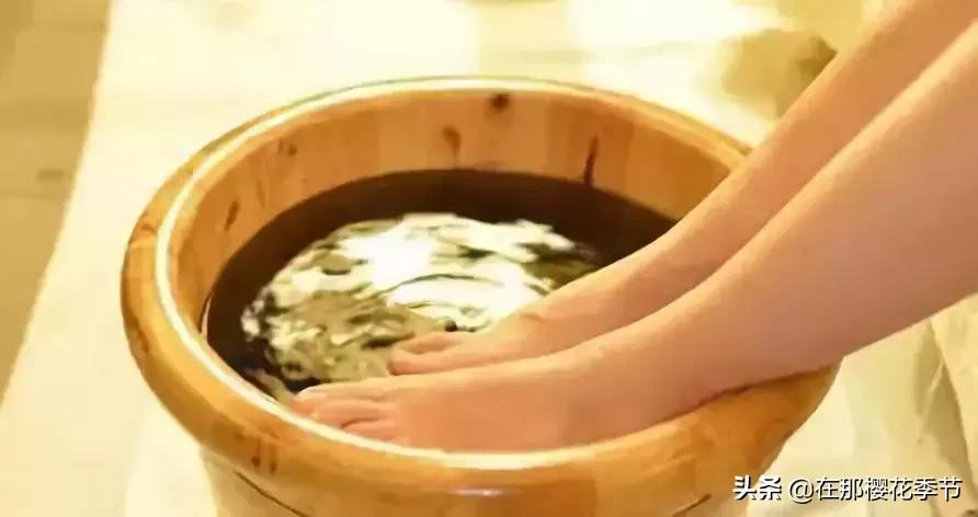 一位客家妈妈用艾草煮水给儿子洗澡，结果万万没想到.