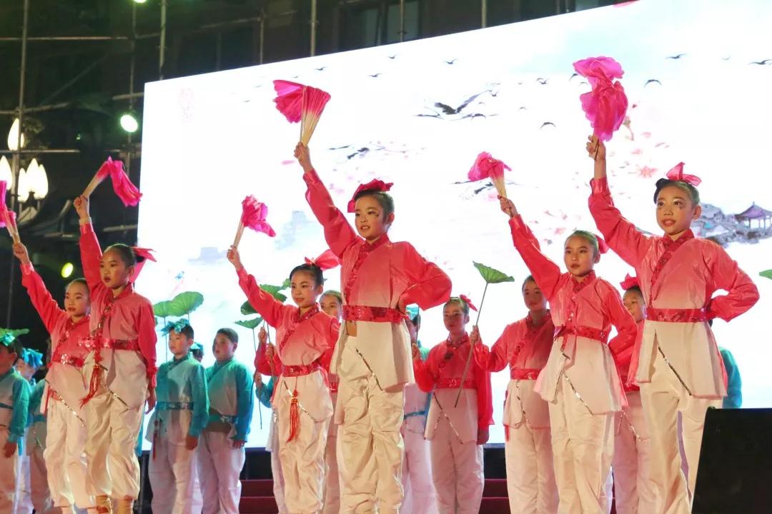 小县城学校元旦晚会活动,小学生青春筑梦砥砺前行文艺汇演