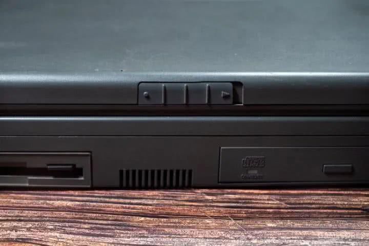 一百多块买个26年前的笔记本，我改了改，还能上网