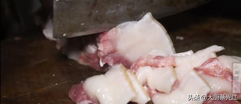 厨师炖肉片的正宗做法,厨师教你做地道水煮肉片