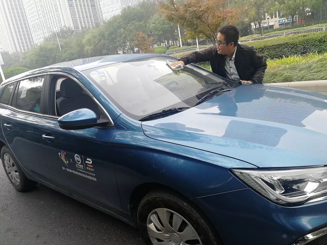 快递小哥违章闯红灯伤亡多少,快递小哥集体闯红灯