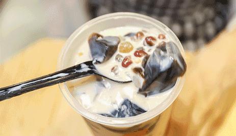 奶茶店一个月卖三万块钱亏本吗,奶茶店1天卖2千元