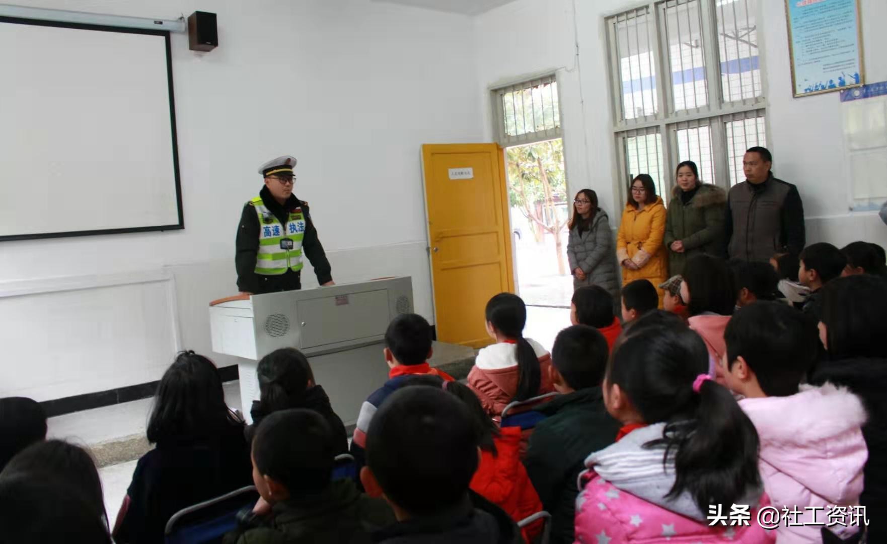 3.5学雷锋日活动进社区,秀山县隘口镇凉桥小学