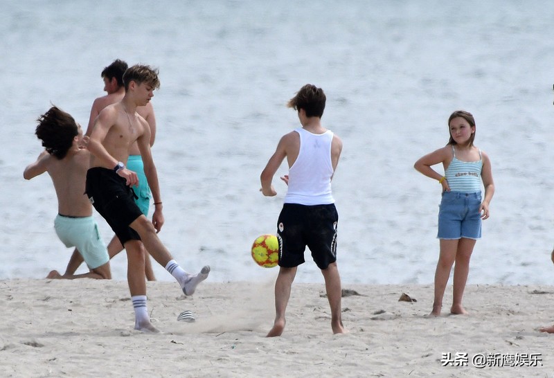 又胖了?小七沙滩踢足球比17岁哥哥腿还粗,太胖跑不动被球砸脸