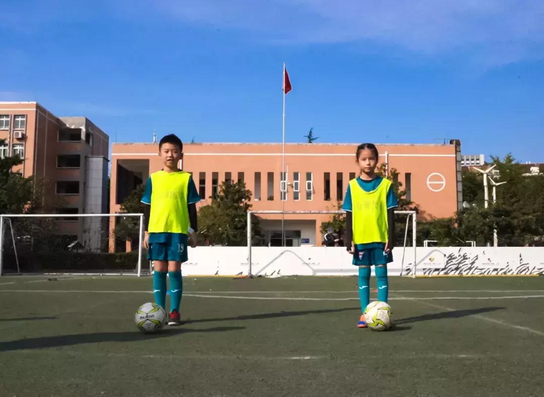 教成都学生热身操，热刺教练发现“球星潜力股”，想带回英国教！