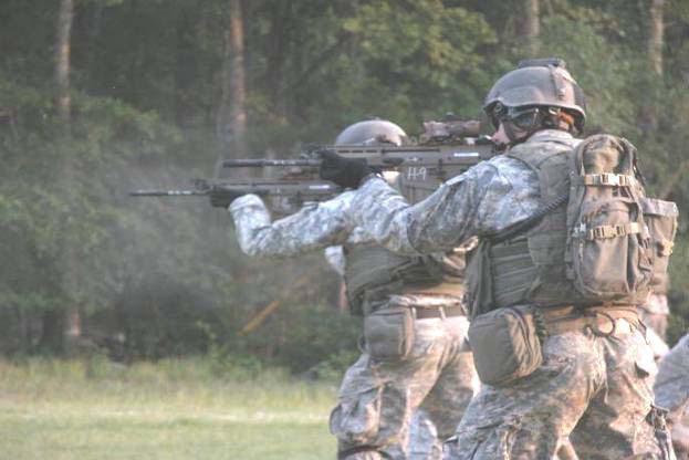 美军特种部队手持scar步枪,scar突击步枪美国特种部队被伏击