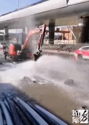 乐极生悲？上海人都开始练冰上运动了，但有人落水，有人撞断消防栓…