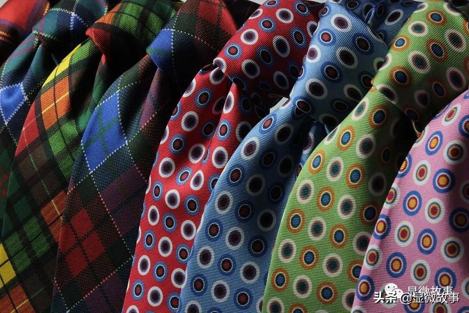 我是奢侈品柜姐：月收入8000元，和同事“宫斗”，被中东人当佣人