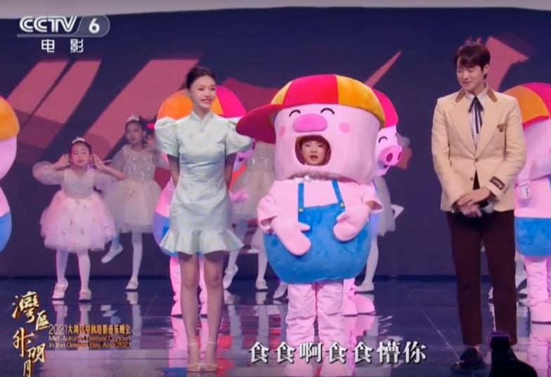 谢霆锋在台下看王菲和刘德华,谢霆锋看王菲表演