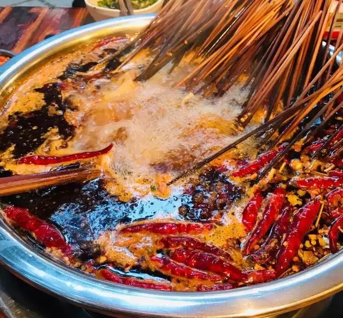 终于被我吃到了！这一锅90年代的麻辣烫，才是咱老成都挂念的市井味啊！