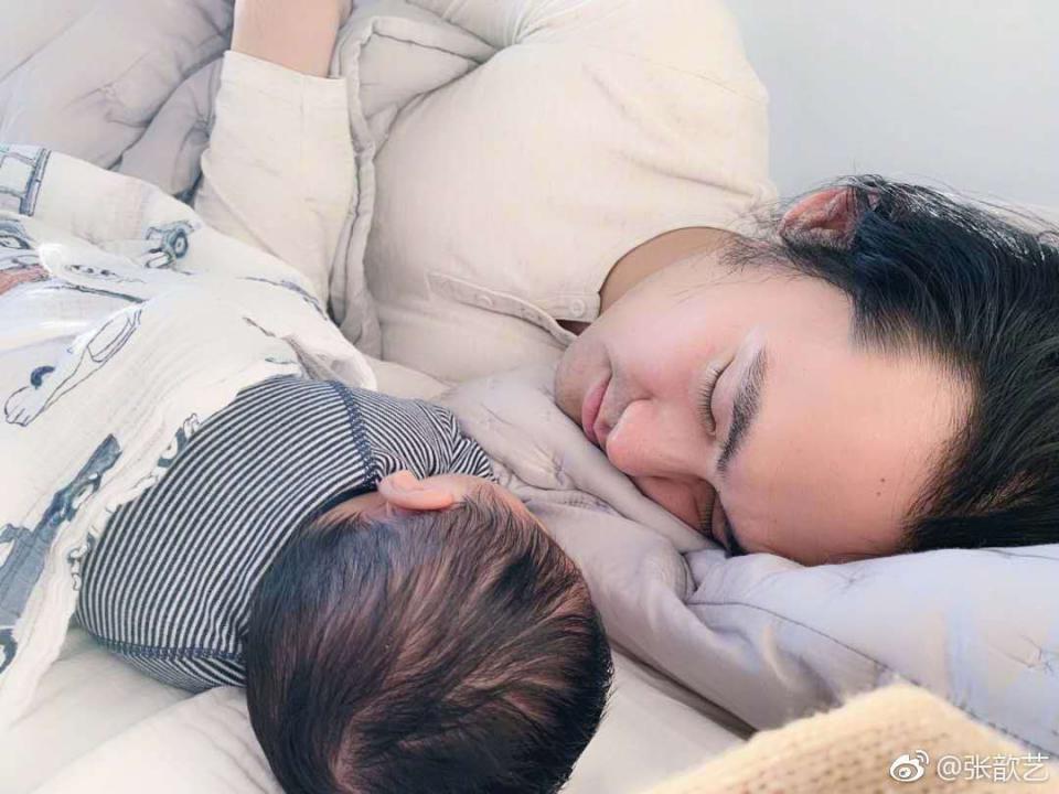 张歆艺分享孩子日常,张歆艺微博晒萌照秒变格格