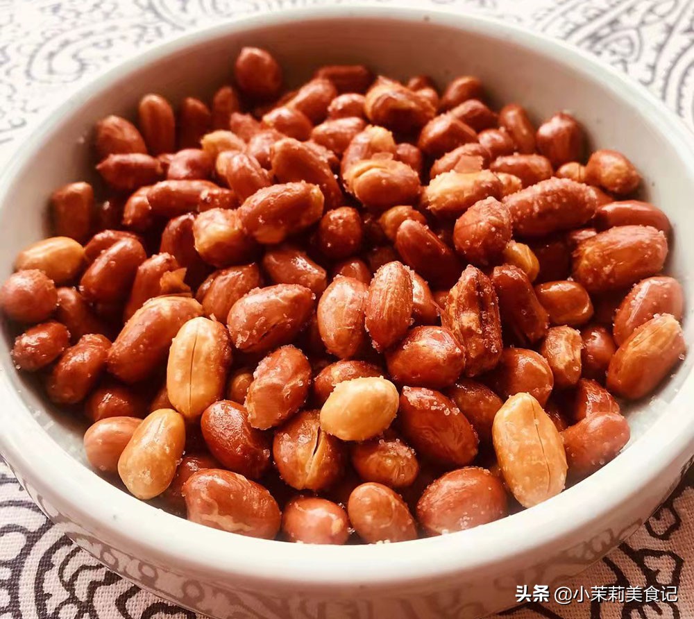 炸花生米是凉了放盐还是趁热放盐,炸花生米放凉了还不脆
