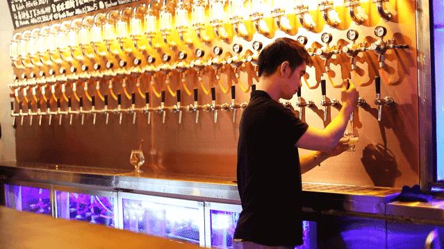 外国人喝中国精酿,泥煤味精酿