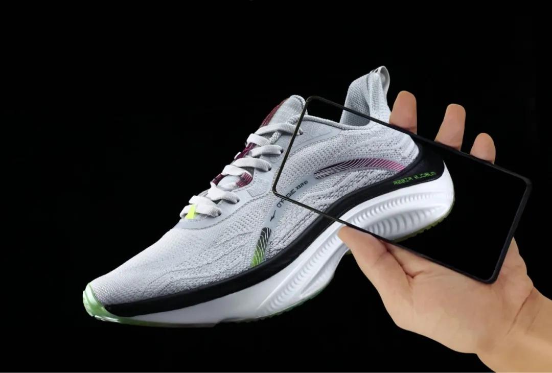 杨幂穿的运动鞋,中国风鸿星尔克鞋子