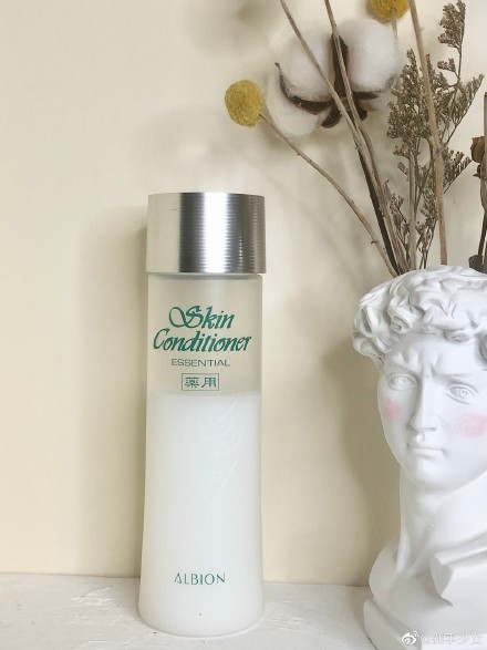 脸上长痘才是最糟心的!5款适合油痘肌的水乳,一起拯救皮肤屏障