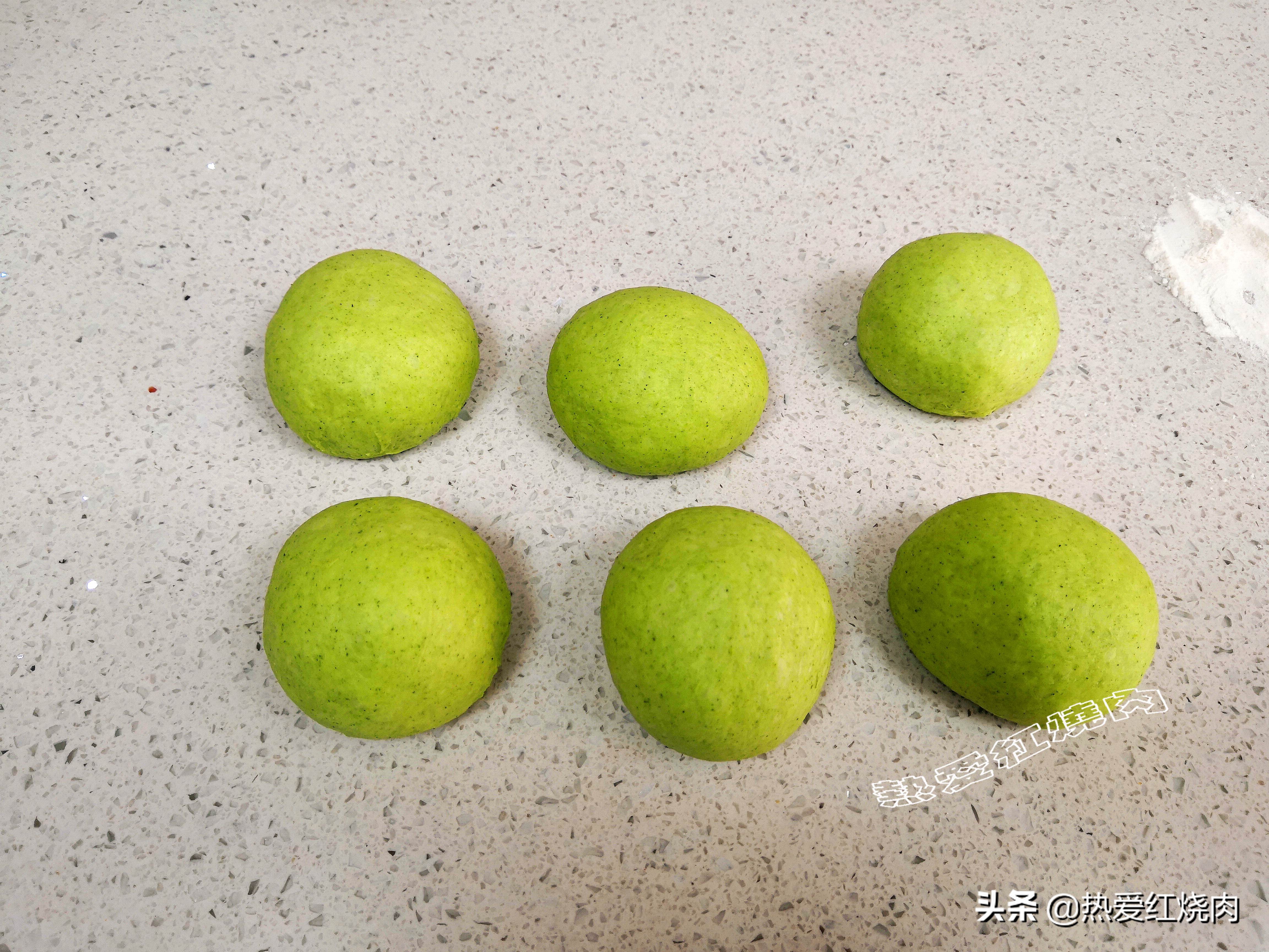 这款面包样式很独特十分松软美味,变色龙夹心面包