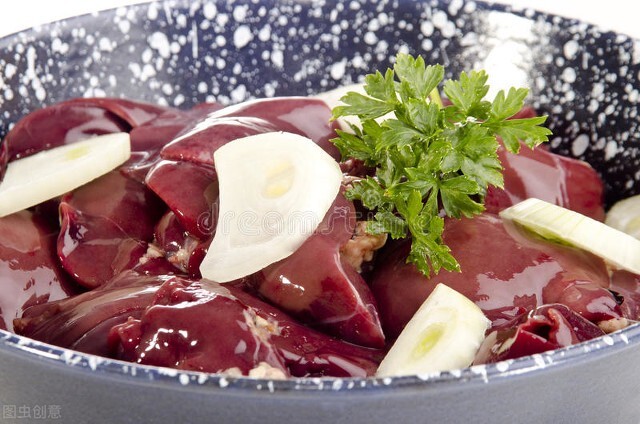 冬天腿上皮屑多怎么解决,冬天腿上掉大量白屑怎么办