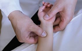 小孩推拿完打嗝怎么回事,小儿打嗝怎么推拿