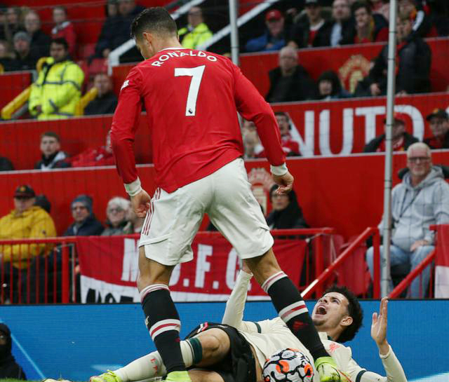 C罗再见五指山！被利物浦球员围着曼联仅B费过来红魔血性哪去