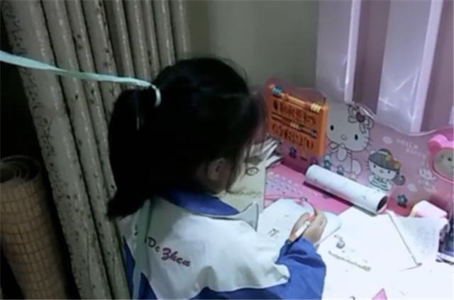 孩子写字老爱趴着有啥办法,孩子学校写字爱趴着怎么办