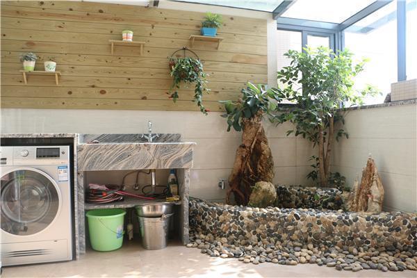 庭院不建鱼池直接放鱼缸设计效果,阳台做水池假山养鱼