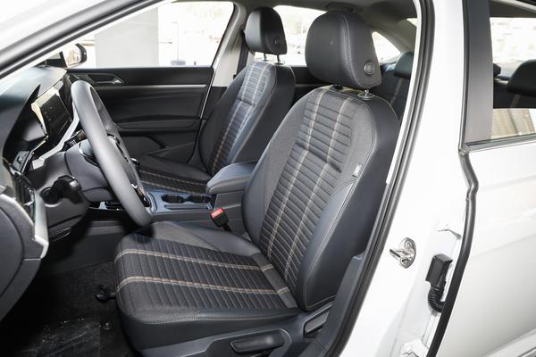 大众朗逸带有家族风格，搭载1.4T和1.5L，车身造型稳重