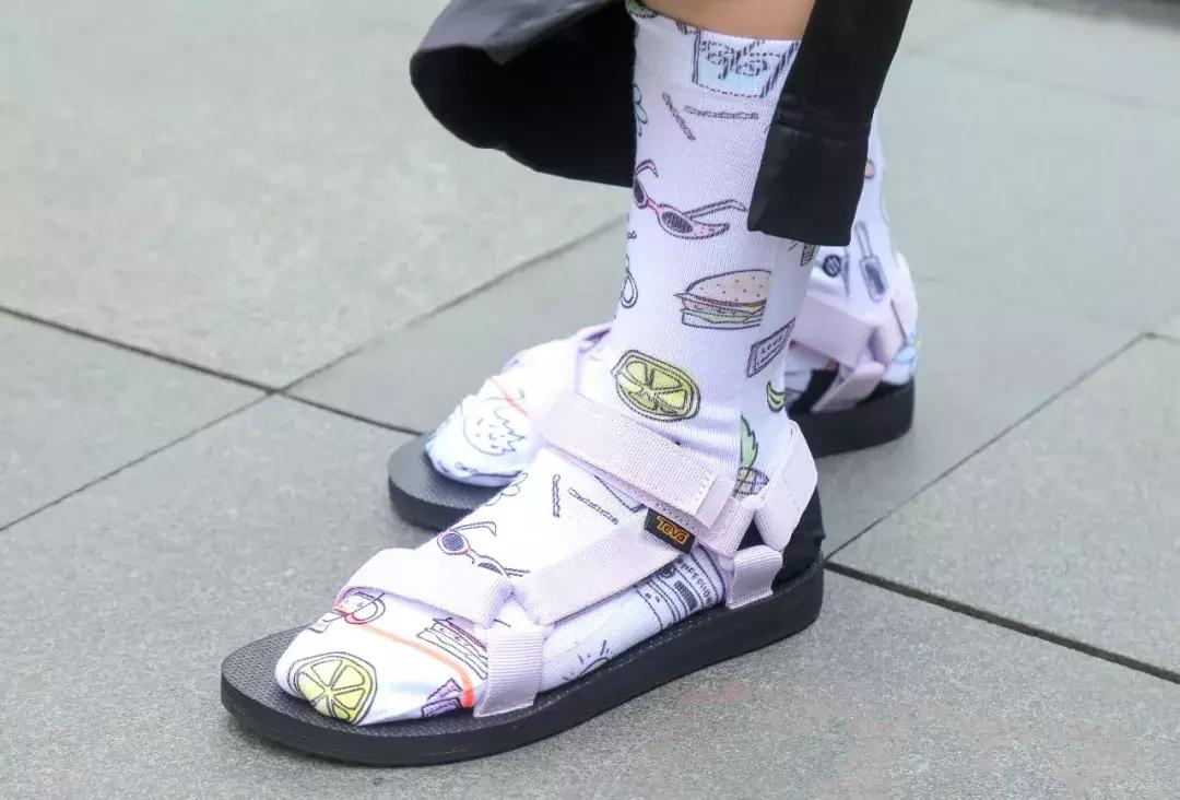 这个“反人类”的穿搭组合，竟然在夏天成了街拍利器