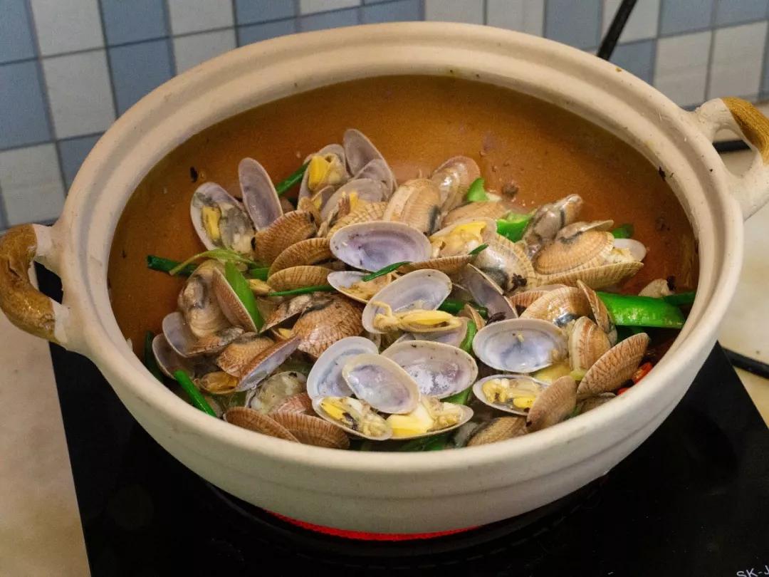砂锅可以做焗菜吗,砂锅焗大虾花蛤金针菇