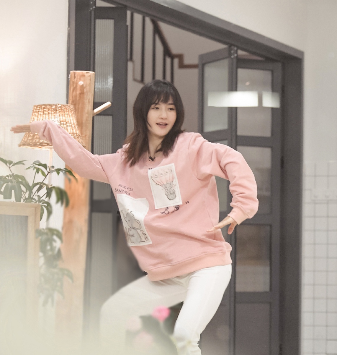 娜最新节目造型曝光，穿“儿童卫衣”超显嫩，网友：哪像奔四女人