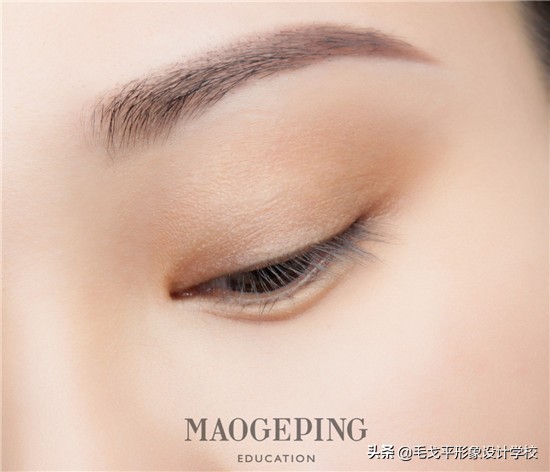 怎样简单画眼妆有神又自然,一个单眼皮一个双眼皮怎么画眼妆