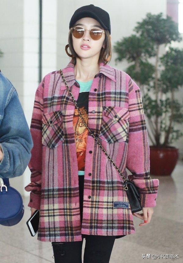 唐艺昕穿绿半身裙机场短袖,杨幂唐艺昕穿衣