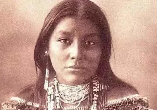 美国西部岩壁上发现商朝文字,美国加州岩石壁发现商朝甲骨文