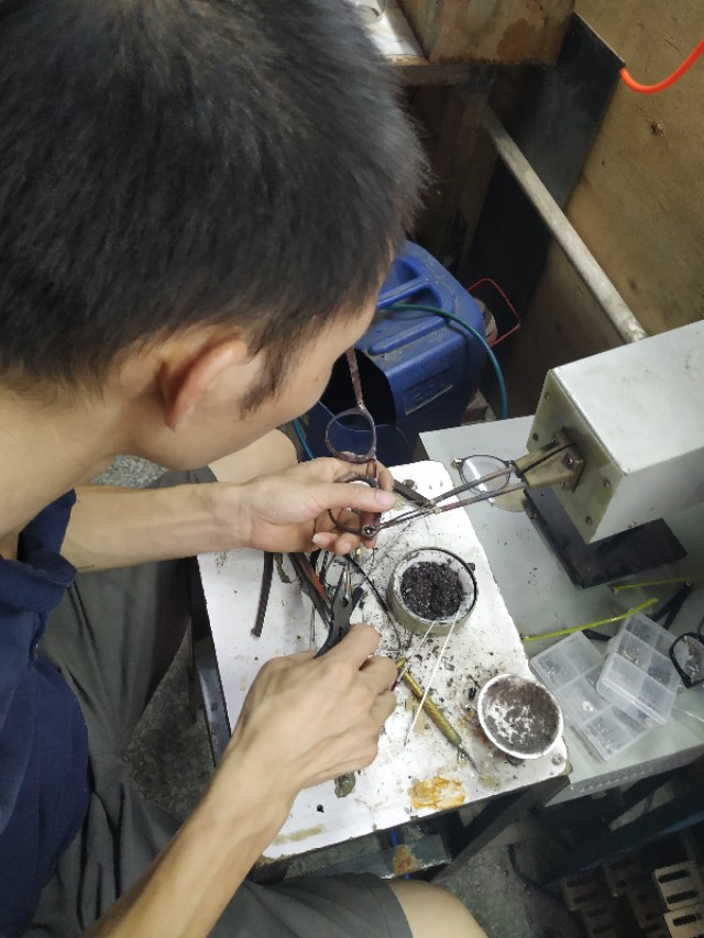 眼镜铰链坏了怎么修,眼镜架铰链坏了咋办