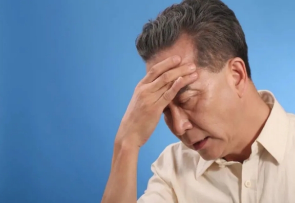 眼睛疼前面有黑点出现,眼睛前面有黑点在飞