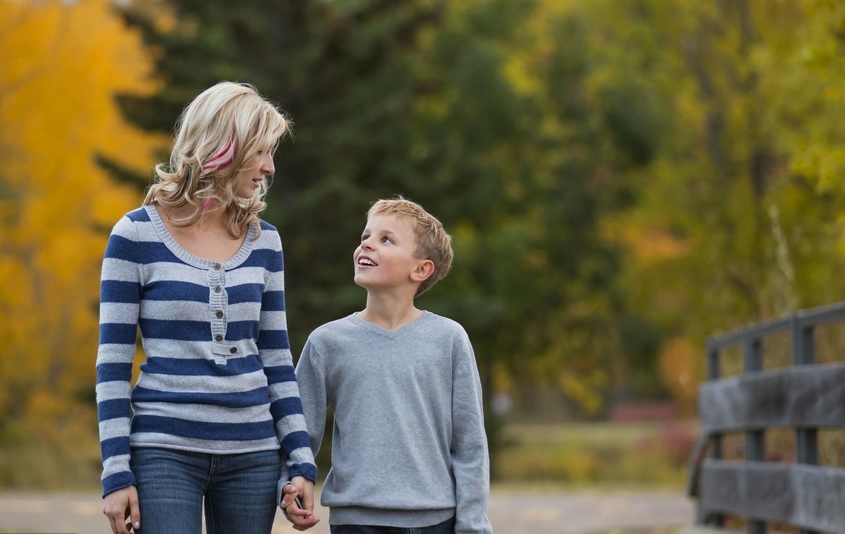 6岁男孩不愿意和小朋友玩，妈妈着急也没用，培养自信心是关键