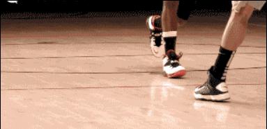 篮球实用变速过人技巧,篮球行进间变向突破过人