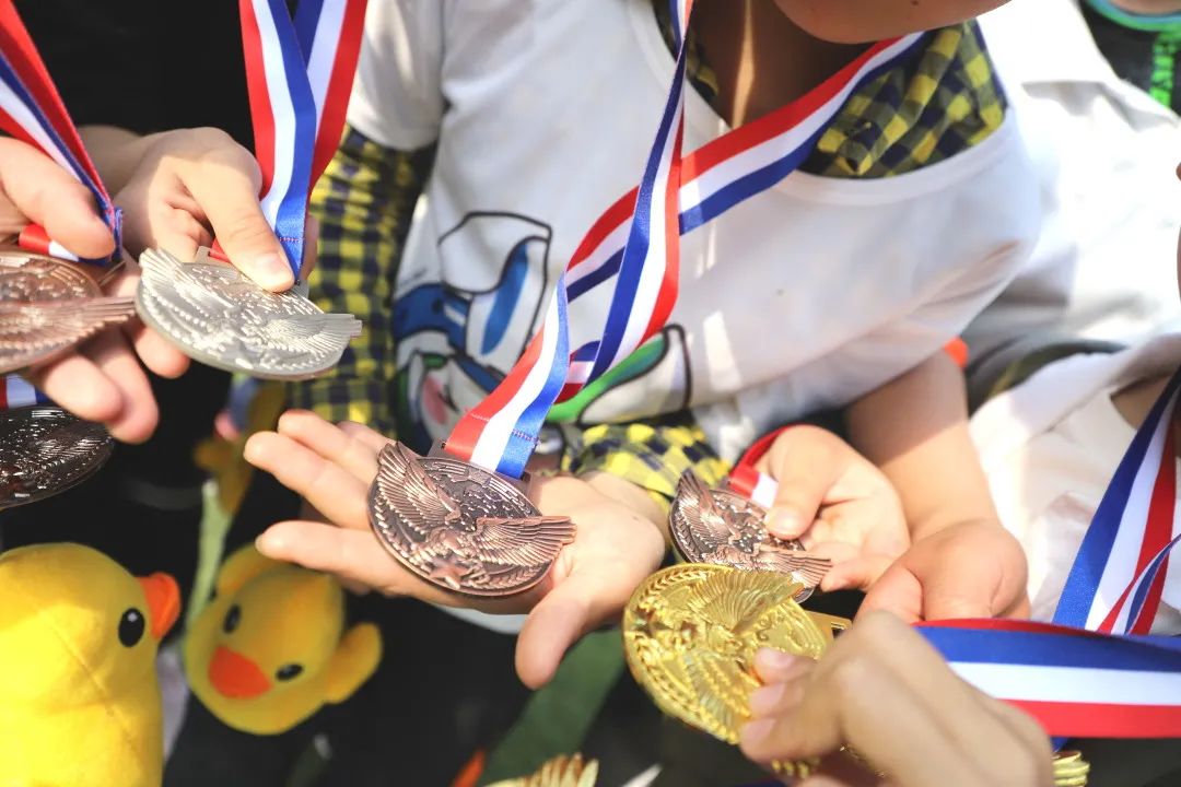 南瓜田冬令营,儿童参加山地自行车越野赛