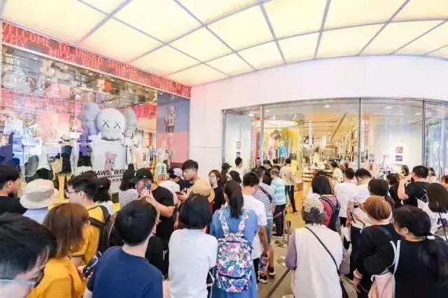 优衣库全员kaws抢衣,全员抢购优衣库kaws是真的吗